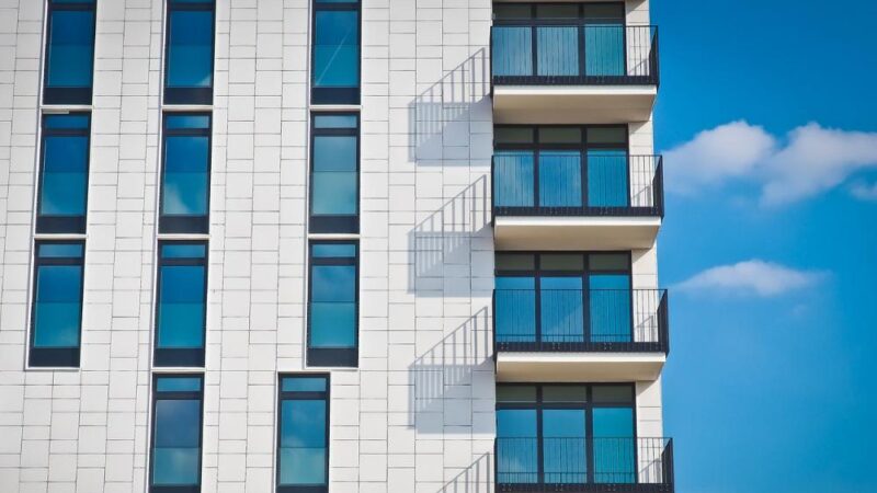 Jakie szkolenia BHP są obowiązkowe dla pracowników budowlanych?