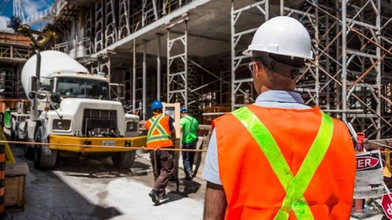 Jakie są podstawowe zasady bezpieczeństwa na budowie? Przewodnik dla każdego