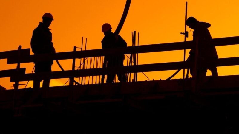 Jakie są najczęstsze wypadki na budowie i jak ich unikać?