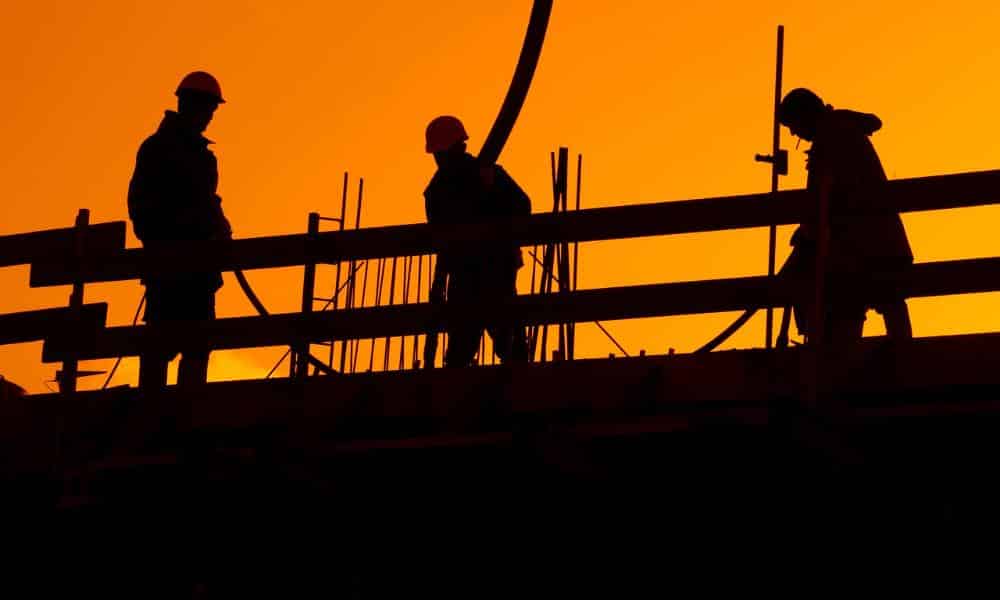 Jakie są najczęstsze wypadki na budowie i jak ich unikać?