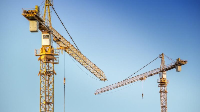 Jakie narzędzia ochronne są niezbędne przy pracach wysokościowych?