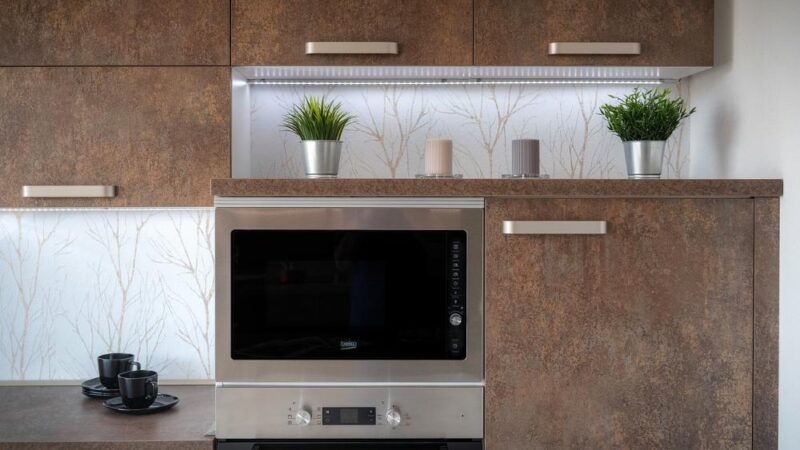 Porady na organizację szuflad w małej kuchni