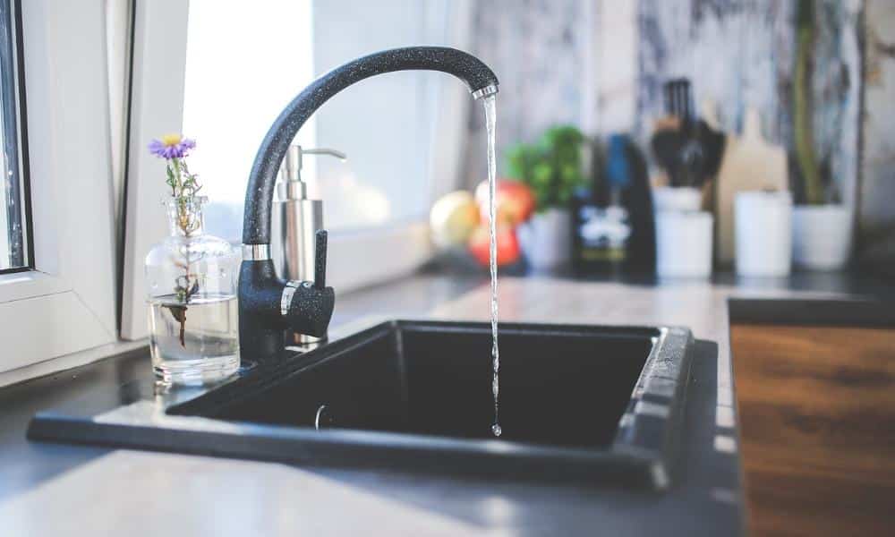 Triki na maksymalne wykorzystanie kątów w kuchni: Jak sprawić, by każdy centymetr był funkcjonalny