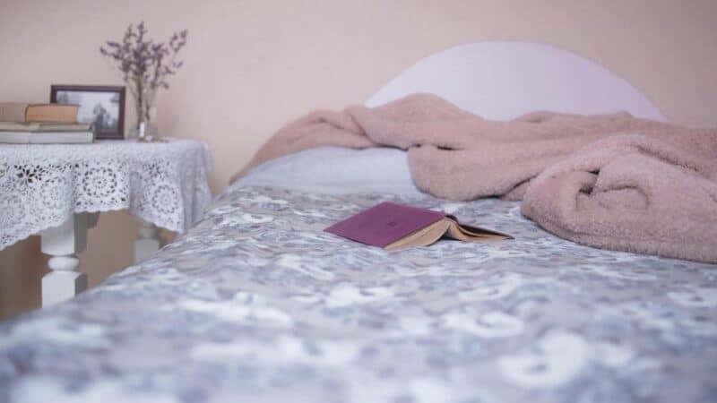 Jak dobrać kolor pościeli do aranżacji sypialni?