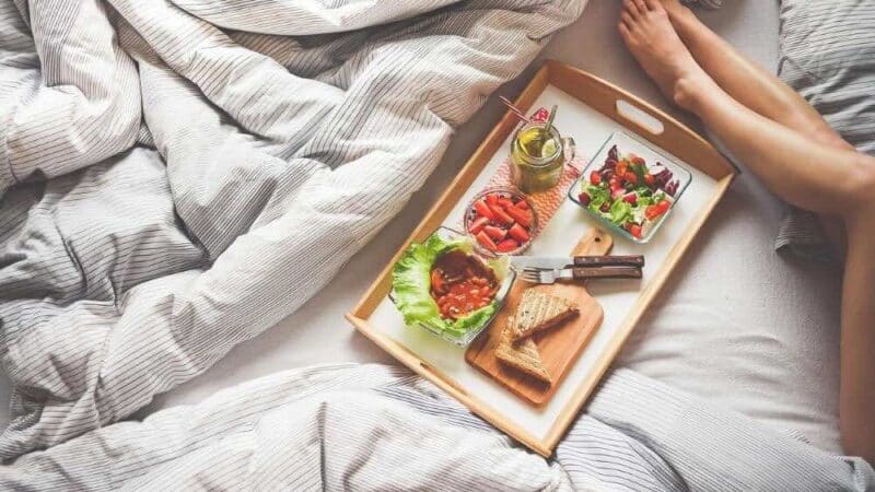 Najmodniejsze wzory pościeli na 2025 rok – trendy, które odmienią Twoją sypialnię